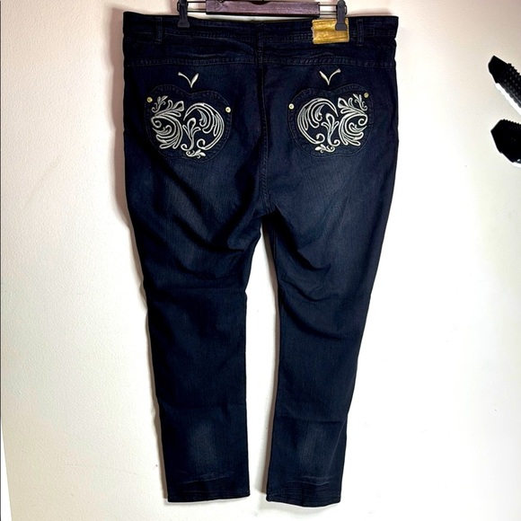 (T6) Vintage Apple Bottoms jeans with silver embroidery from the 2000s. Size 22. - Picture 1 of 14
